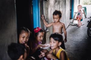 عکس خبري -کودکان به جاي مانده از گردشگران هوس‌باز