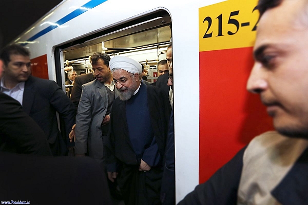 عکس خبري - گفت‌و‌گوي صميمي رييس جمهوري با مردم در مترو تهران