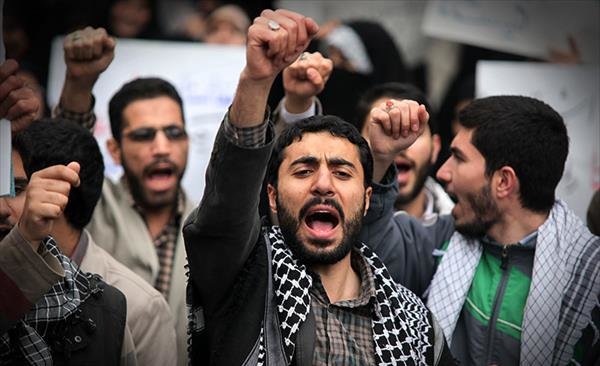 عکس خبري -تجمع پرشور دانشجويان تهراني در مقابل سفارت فرانسه