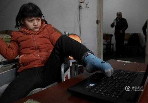 عکس خبري -رمان نويسي دختر معلول با تک پاي خود + عکس