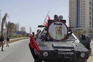 عکس خبري -شيوه پليس بحريني براي توهين به شيعيان