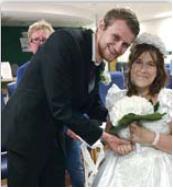 عکس خبري -ازدواج عجيب دختر سرطاني در بيمارستان
