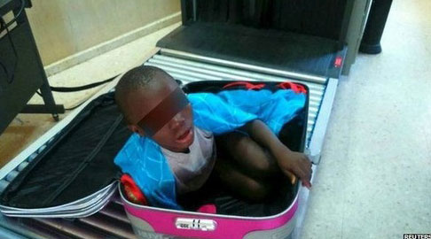 عکس خبري -سفر قاچاقي يک کودک با چمدان! +عکس