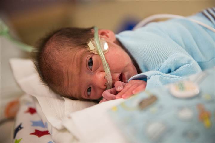 عکس خبري -تولد نوزاد، ?? روز پس از مرگ مغزي مادرش+عکس