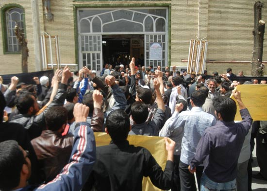 عکس خبري -تحصن در اعتراض به برخورد بامداح ناهي ازمنکر 