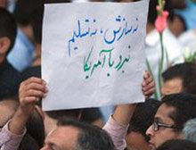 عکس خبري -چرا در تشييع غواصان شعار هسته اي داده شد؟