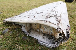 عکس خبري -قطعه پيدا شده شايد متعلق به پرواز گمشده مالزي نباشد