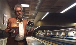 عکس خبري -نويسنده‌اي که کتاب‌هايش را در مترو مي‌فروشد