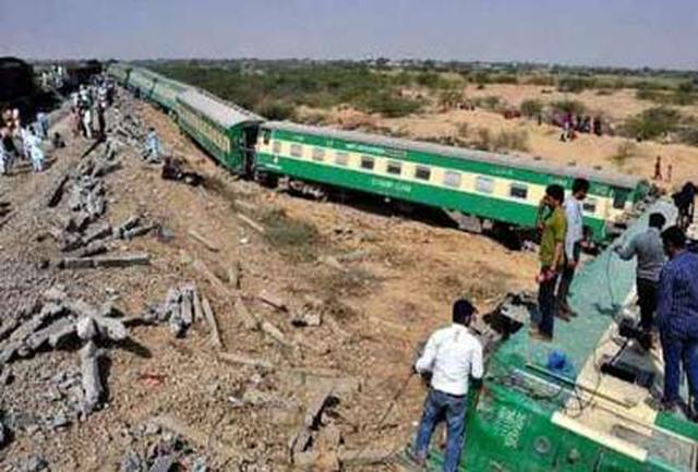 عکس خبري -خروج قطار از ريل در پاکستان با ??? کشته و زخمي