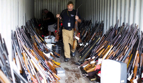 عکس خبري -کشف 5000 تفنگ در خانه مرد آمريکايي+عکس
