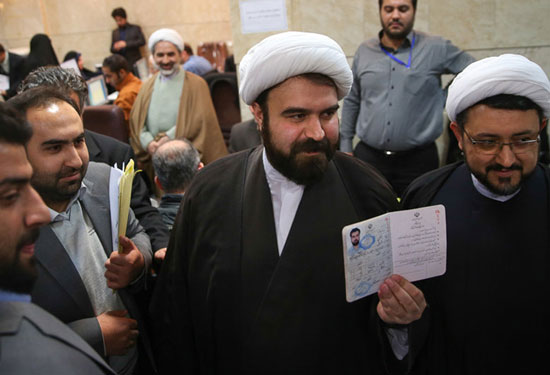 عکس خبري -ثبت نام نوه امام (ره) در انتخابات +عکس