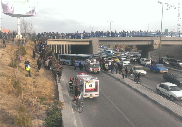 عکس خبري -سقوط اتوبوس از روي پل به اتوبان چمران +عکس