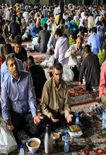 عکس خبري -گزارش تصويري/ضيافت افطار در حرم امام رضا (ع) 