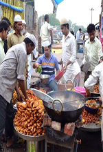 عکس خبري -گزارش تصويري/ بازار غذا و شيريني‌هاي ويژه ماه رمضان در هند 