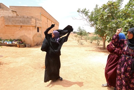 عکس خبري -کنار گذاشتن حجاب داعشي پس از آزادي يک روستا در سوريه