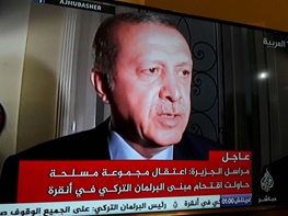 عکس خبري -اردوغان در فرودگاه استانبول مصاحبه کرد: کودتا شکست خورده