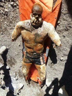 عکس خبري -کشف جسدي در درياچه گهر که پس از ? سال هنوز نپوسيده است+عکس