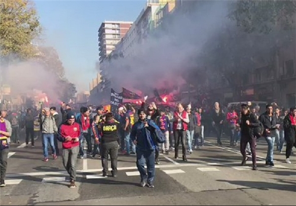 عکس خبري -هجوم هواداران بارسلونا به نيوکمپ +عکس