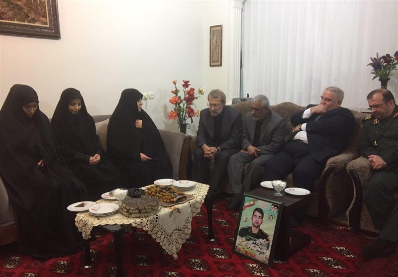 عکس خبري -رئيس مجلس با خانواده شهيد حسيني ديدار کرد