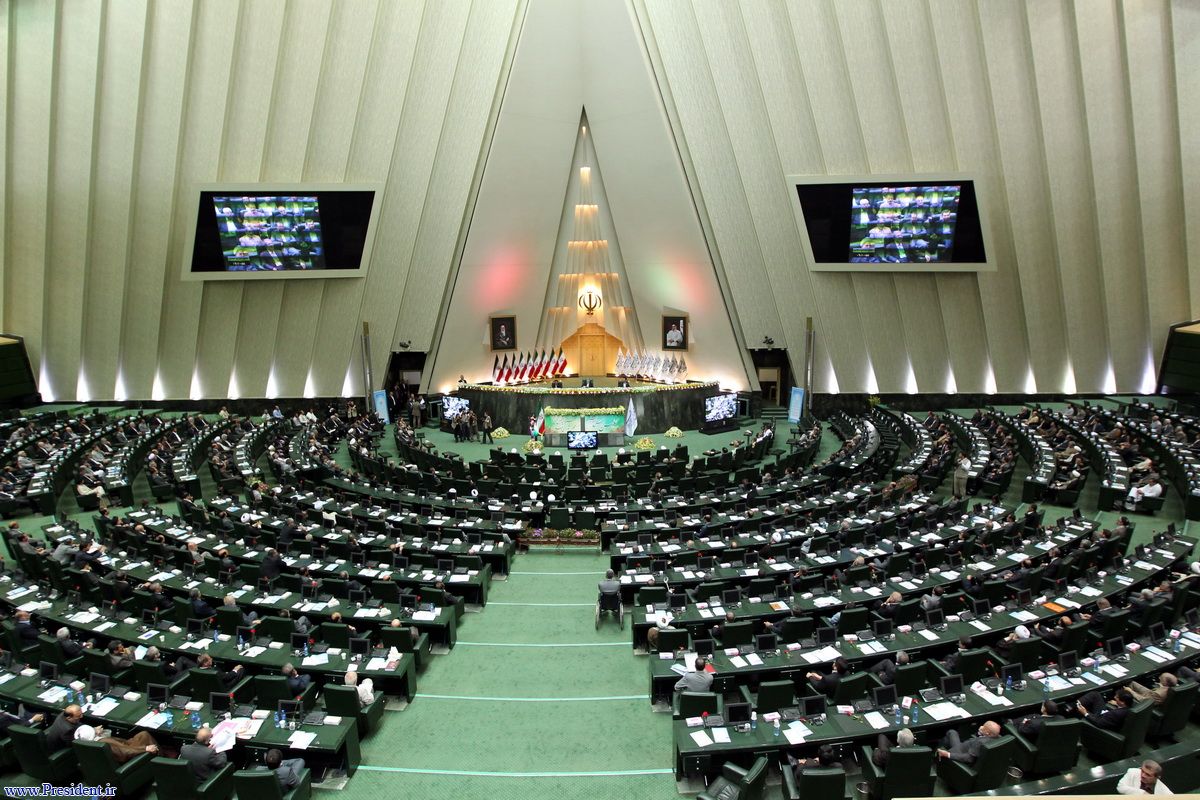 عکس خبري -بودجه 330 ميليارد توماني براي مقابله با ريزگردها در بودجه 96 /کاهش سقف حقوق معاف از ماليات کارگران و کارمندان بخش خصوصي  اصلاح شد