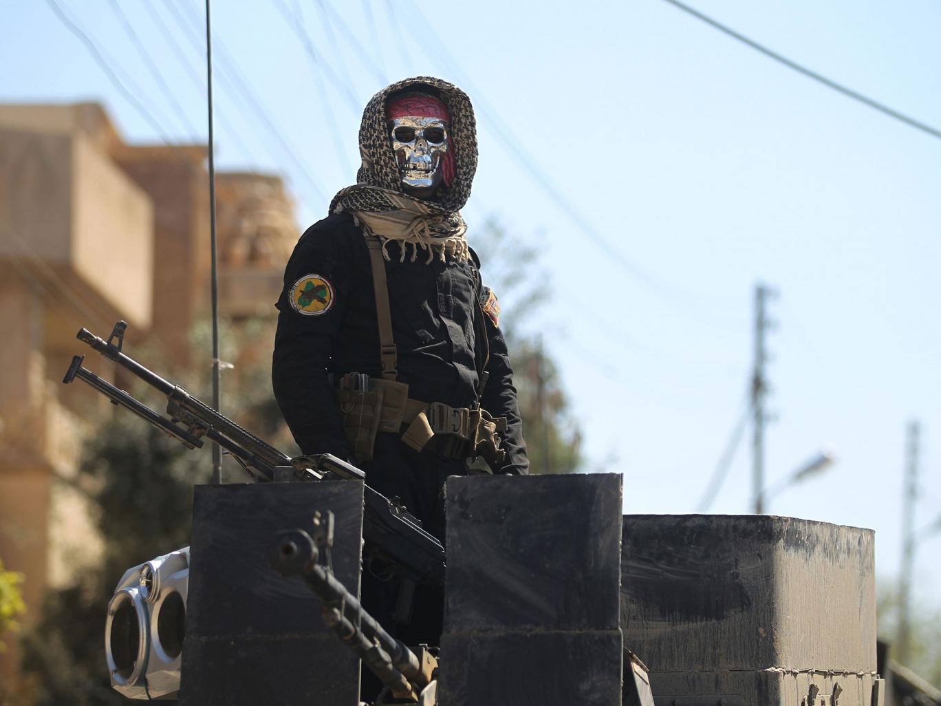 عکس خبري -عکس / ظاهر عجيب و ترسناک سرباز عراقي در عمليات آزادسازي موصل