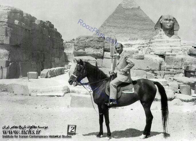 عکس خبري -اسب سواري دکتر شريعتي در  کنار اهرام ثلاثه مصر