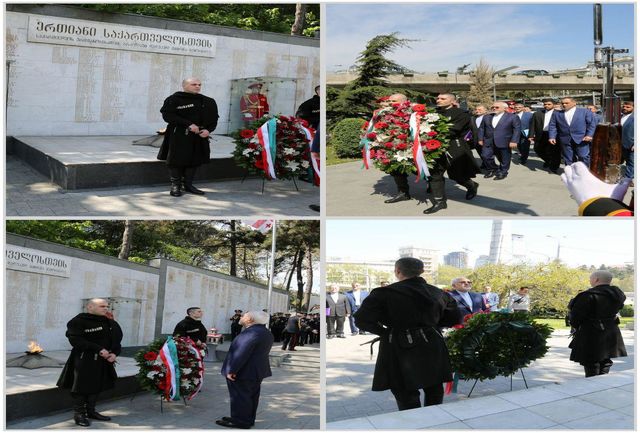 عکس خبري - اداي احترام ظريف به قهرمانان استقلال گرجستان