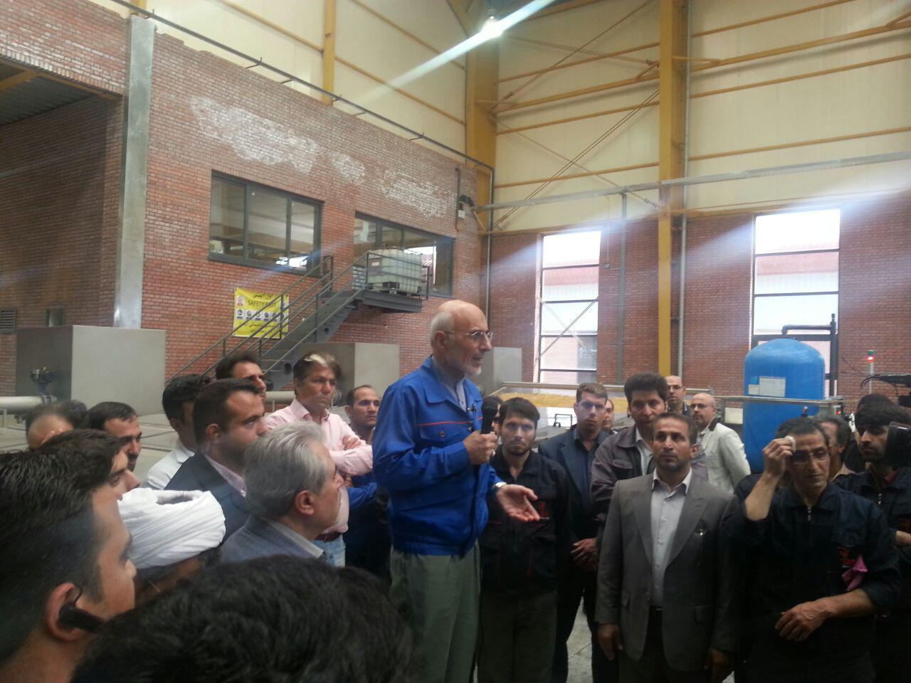 عکس خبري -گزارش تصويري/ بازديد مهندس سيد مصطفى ميرسليم از کارخانه نيمه تعطيل بسته بندي چسب و مواد شيميايي در شهرک صنعتي قم