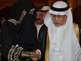 عکس خبري -دست دادن وزير سعودي با زنان +تصاوير