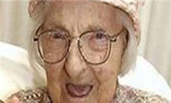 عکس خبري -پيرزن 101 ساله سوئدي دزد را از خانه بيرون انداخت