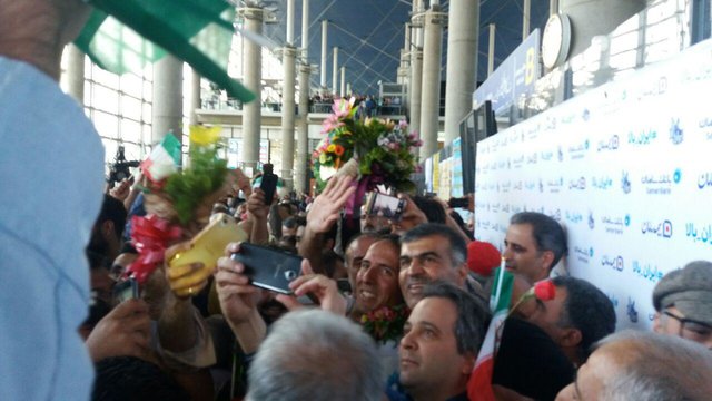عکس خبري -استقبال پرشور از قيچيساز بدون حضور مسئولان وزارت ورزش