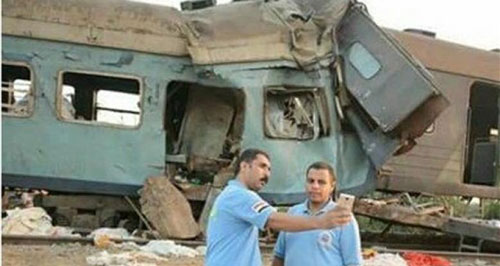 عکس خبري -عکس سلفي امدادگران مصري جنجال برانگيز شد