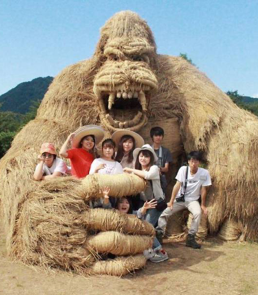 عکس خبري -گزارش تصويري/ مجسمه هاي ژاپني از جنس ني برنج