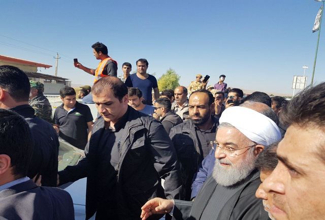 عکس خبري -حضور متفاوت رئيس جمهور در مناطق زلزله زده
