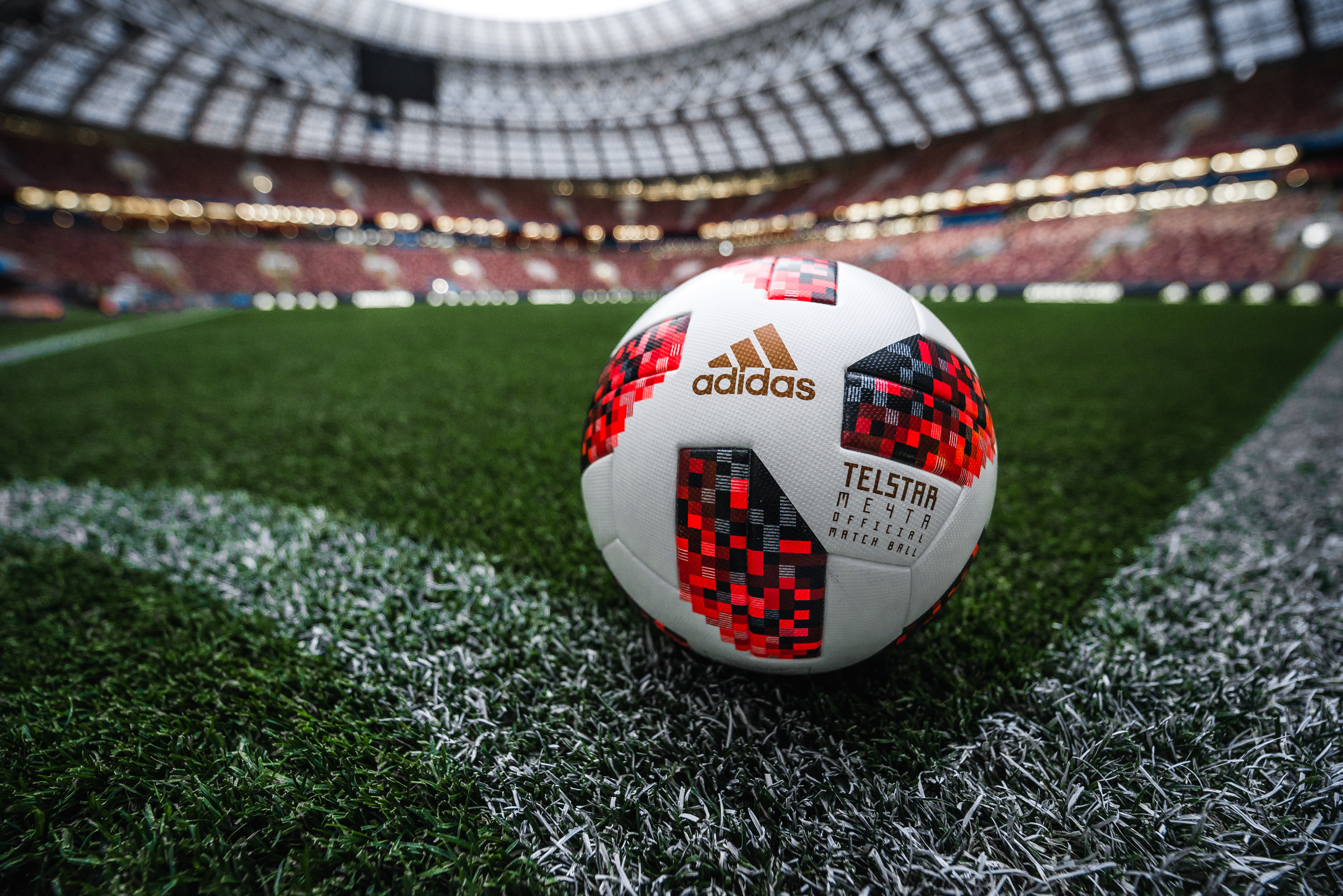 عکس خبري - استفاده از توپ هاي جديد در مرحله دوم جام جهاني+ عكس