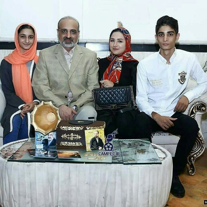 عکس خبري - عکس ديده نشده از خواننده مشهور ايراني درکنار خانواده اش