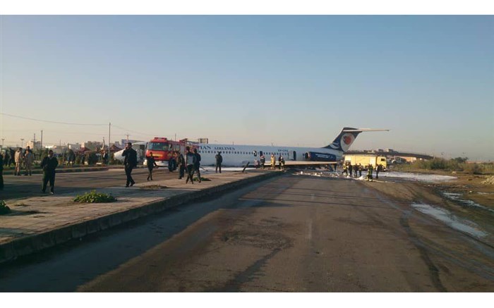 عکس خبري -خروج هواپيماي شرکت هواپيمايي کاسپين از باند فرودگاه در ماهشهر