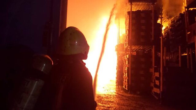 عکس خبري -وقوع حريق گسترده در شهرک صنعتي شيراز