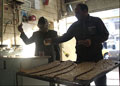 عکس خبري -اشک بر سر سفره نيازمندان/از وقتي نان گران شد نانوايي ها خلوت شدند