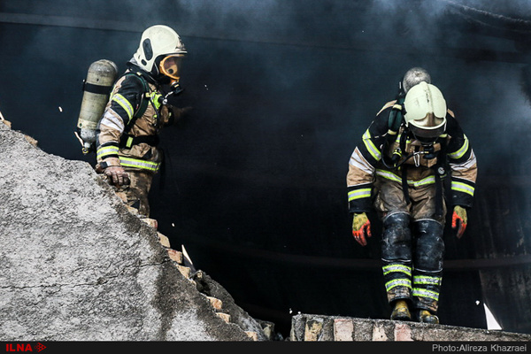 عکس خبري -آتش‌سوزي گسترده در انبار قطعات پلاستيکي