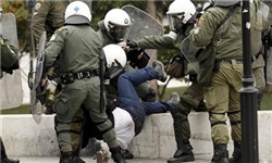 عکس خبري -درگيري پليس يونان با هزاران معترض خشمگين در آتن
