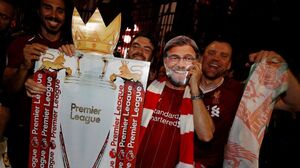 عکس خبري -جشن خياباني ليورپوليها پس از قهرماني جزيره / بياعتنايي به کرونا بيرون از ورزشگاه آنفيلد