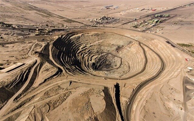 عکس خبري -اولويت وزارت صنعت و معدن استخراج مواد معدني است