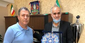عکس خبري -تاريخ برگزاري اردوي مهر ماه تيم ملي مشخص شد/ اهدا يادبود به اسکوچيچ توسط دبيرکل فدراسيون فوتبال