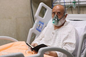 عکس خبري -عيادت از شيخ حسين انصاريان در بيمارستان