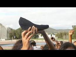 عکس خبري -پرتاب لنگه کفش به طرف هيلاري کلينتون 