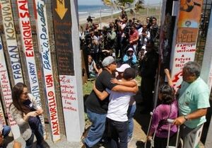 عکس خبري -خوشحالي پناهجويان گرفتار در مکزيک از شکست ترامپ