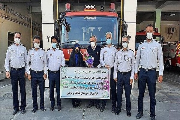 عکس خبري -کارگر آتش‌نشاني کيف يک ميليارد توماني را به صاحبش برگرداند