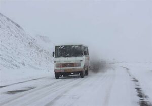 عکس خبري -برف و باران در جادههاي ?? استان/ تردد در جادههاي کشور ?.? درصد کاهش يافت