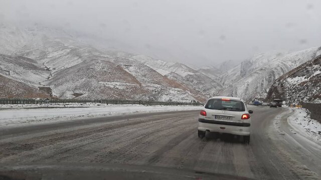 عکس خبري -برف و باران در جاده‌هاي ?? استان کشور/ کاهش ترددهاي جاده‌اي تاکنون